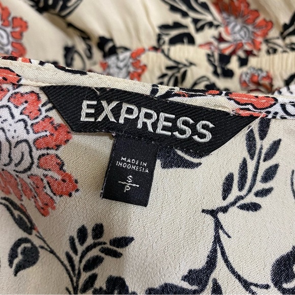 Express Floral Ruffled Front Shorts Romper - Picture 6 of 7